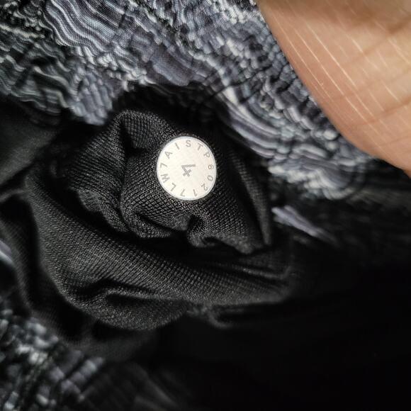 Lululemon Hotty Hot Short II Black Alpine Running Low Rise 4 inch Pockets Size 4 - Picture 7 of 12
